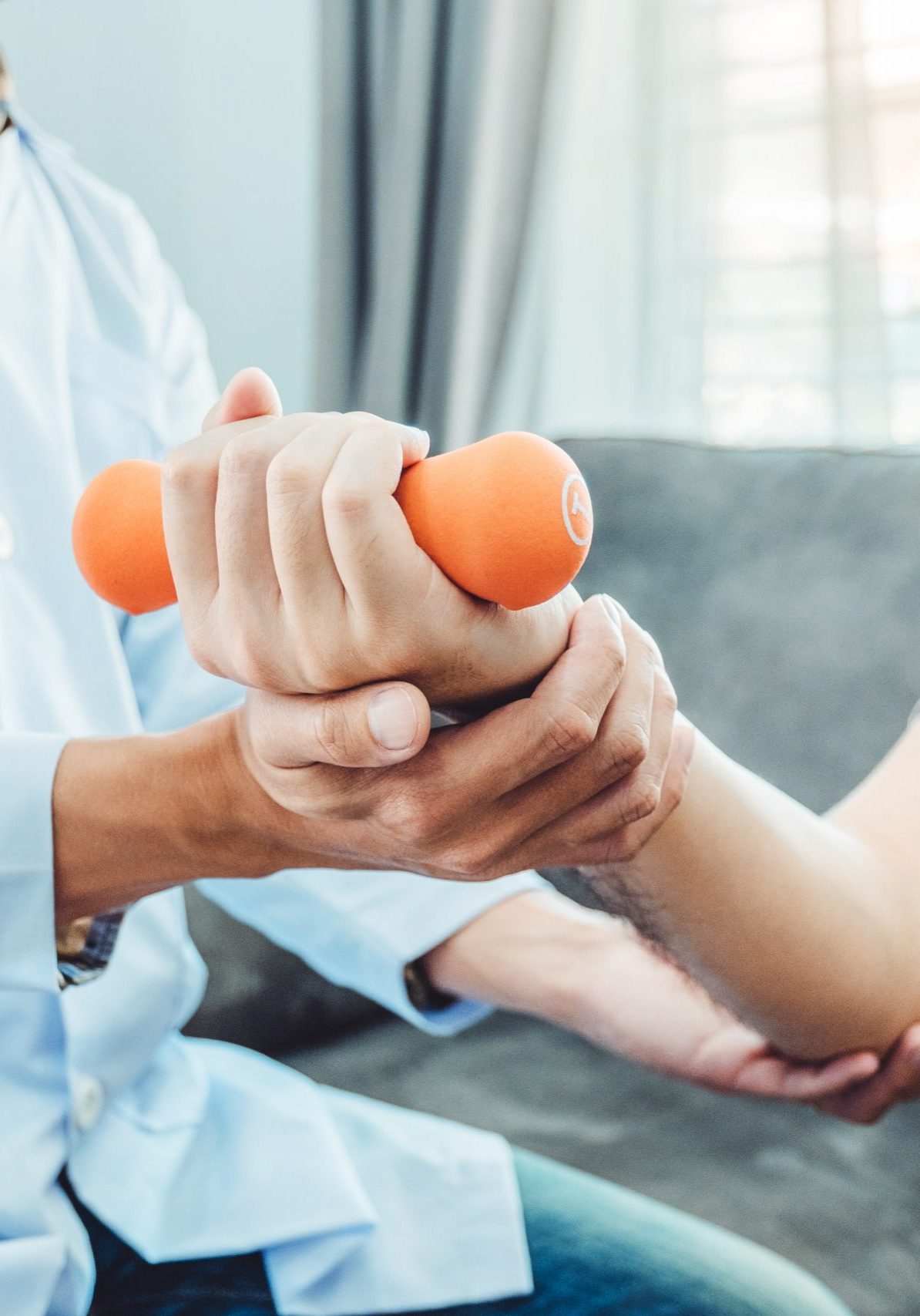 Physiotherapist man giving exercise with dumbbell treatment Abou Physiotherapist man giving exercise with dumbbell treatment About Arm and Shoulder of athlete male patient Physical therapy Visit the patient's home